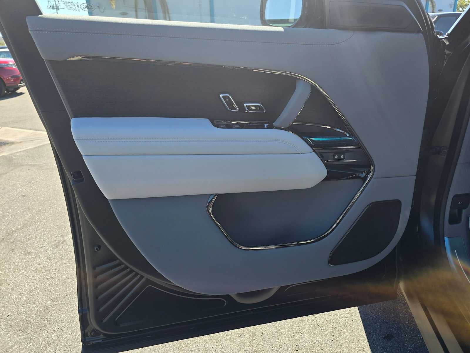 2025 Land Rover Range Rover SV