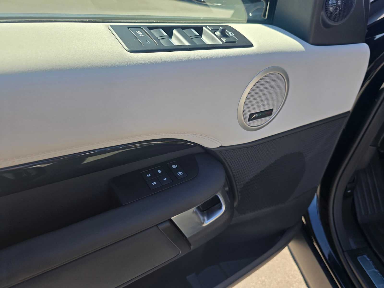 2025 Land Rover Discovery S