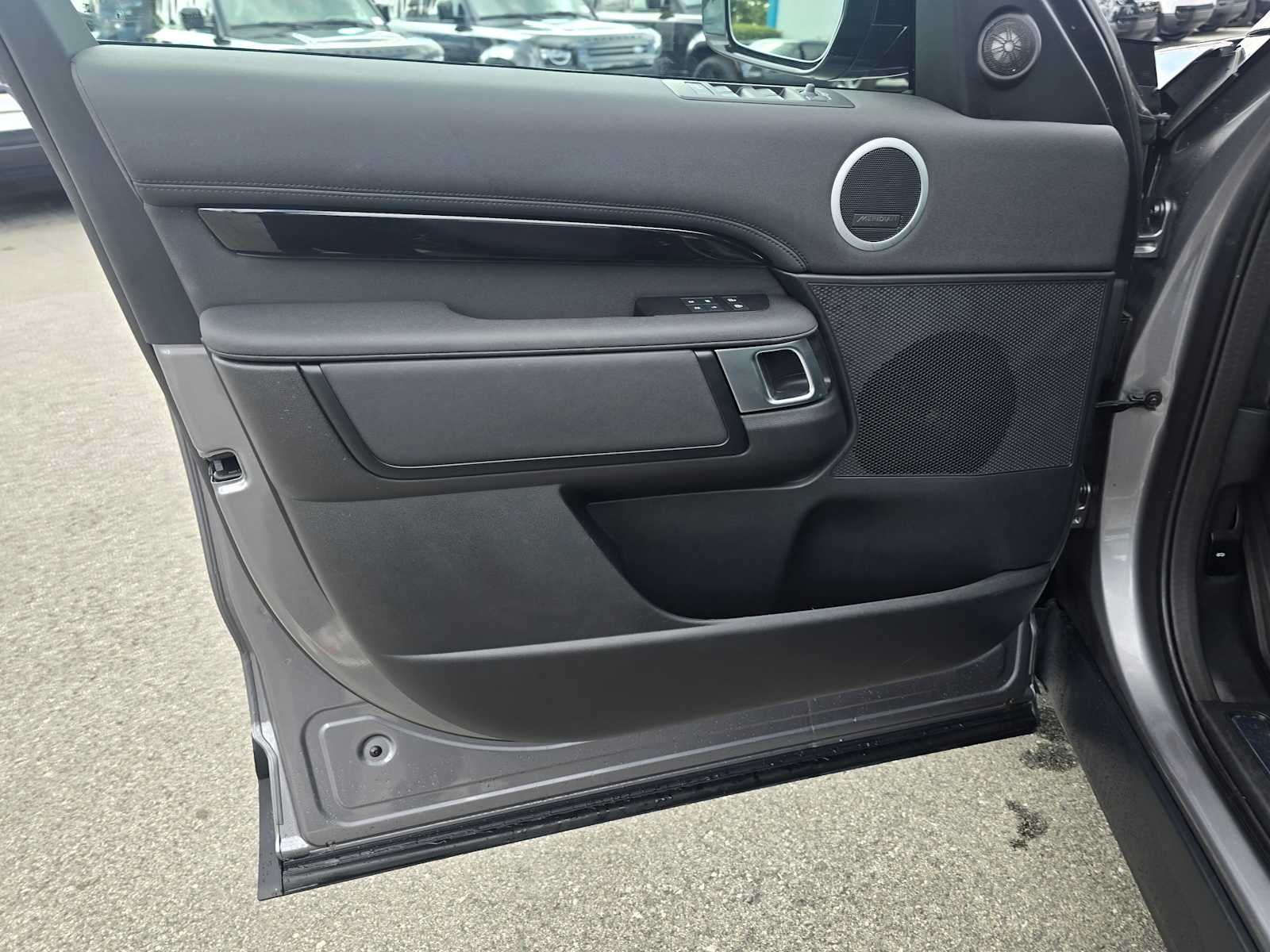 2025 Land Rover Discovery S