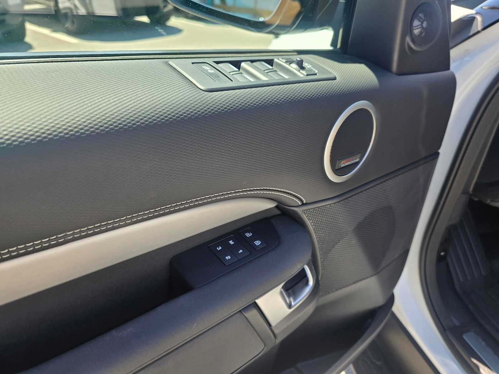 2025 Land Rover Discovery Dynamic SE