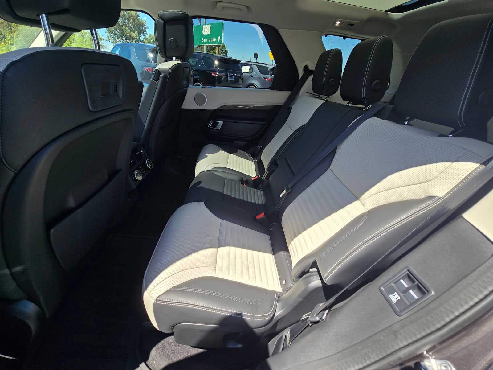 2025 Land Rover Discovery Metropolitan Edition