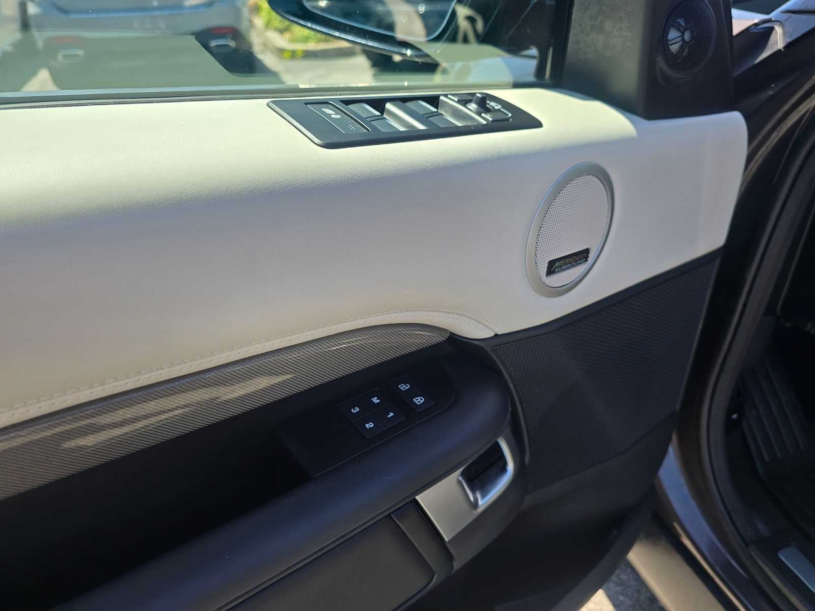2025 Land Rover Discovery Metropolitan Edition