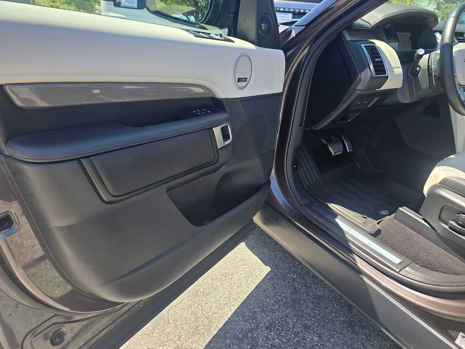2025 Land Rover Discovery Metropolitan Edition