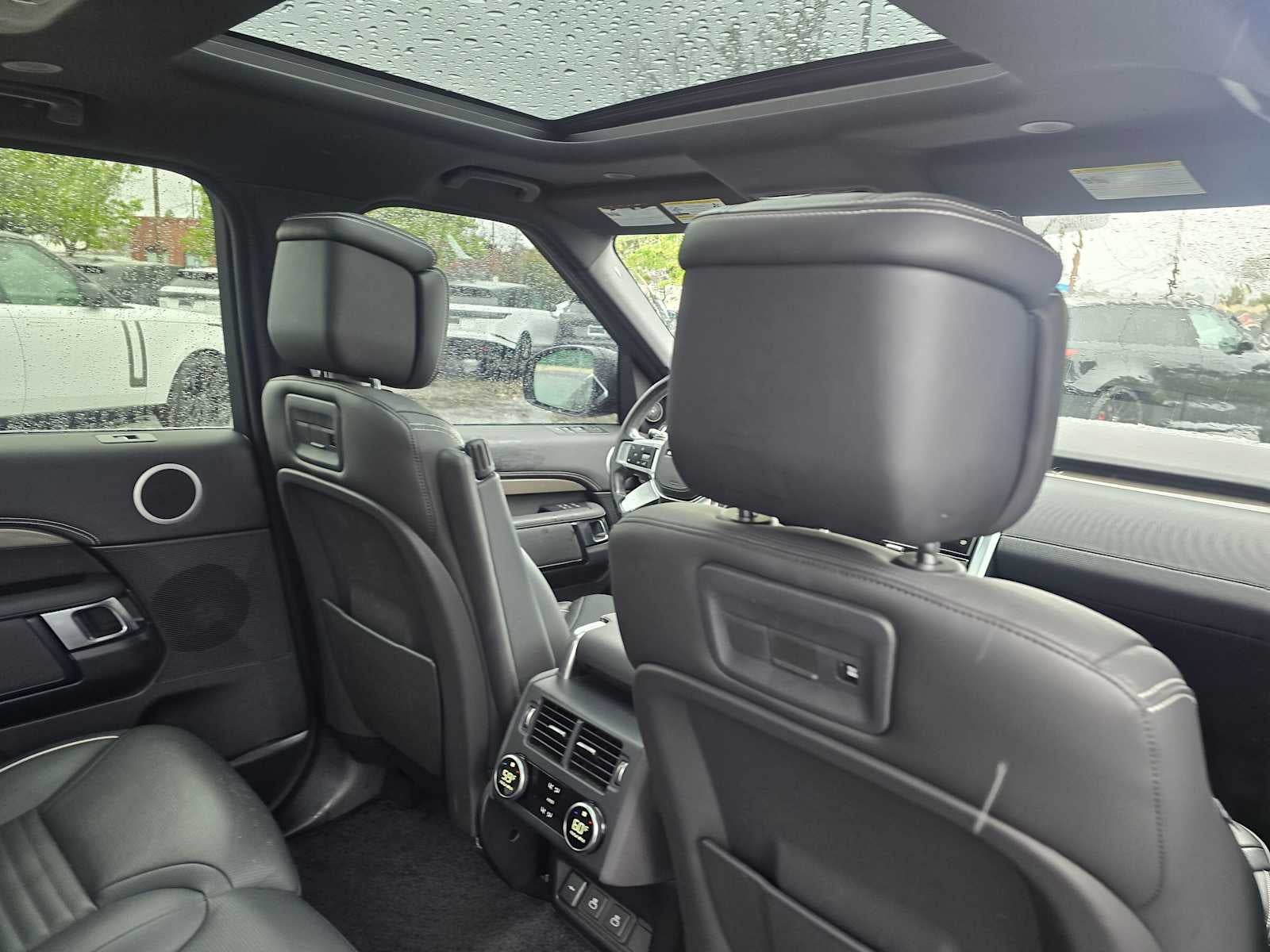 2023 Land Rover Discovery Metropolitan Edition