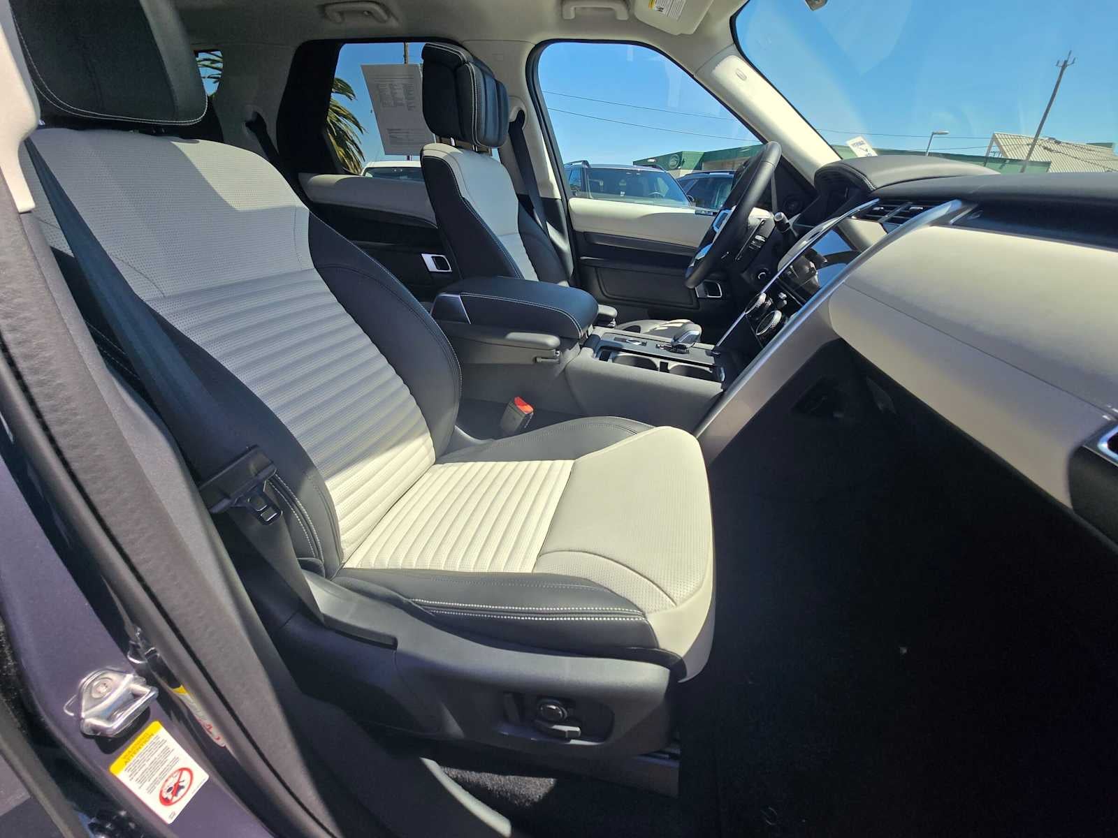 2025 Land Rover Discovery Metropolitan Edition