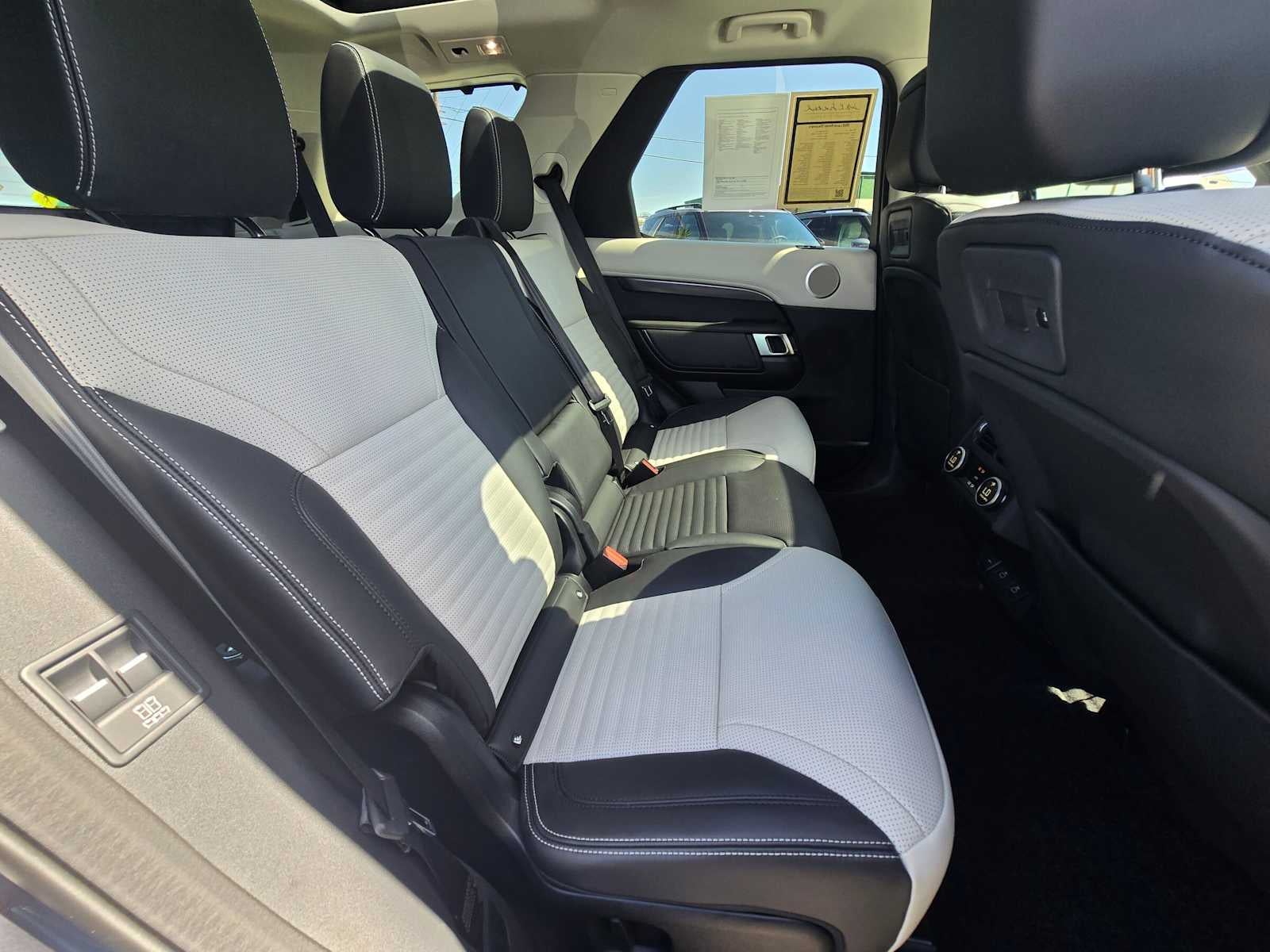 2025 Land Rover Discovery Metropolitan Edition