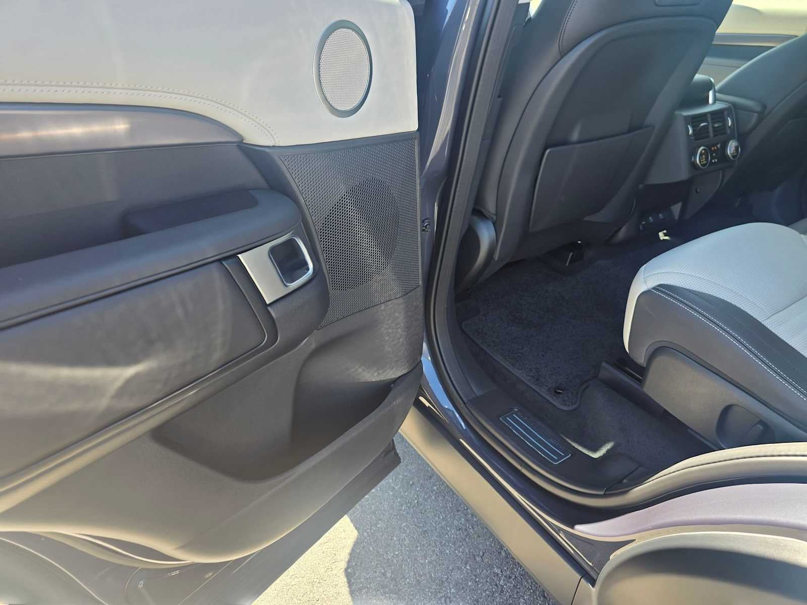 2025 Land Rover Discovery Metropolitan Edition