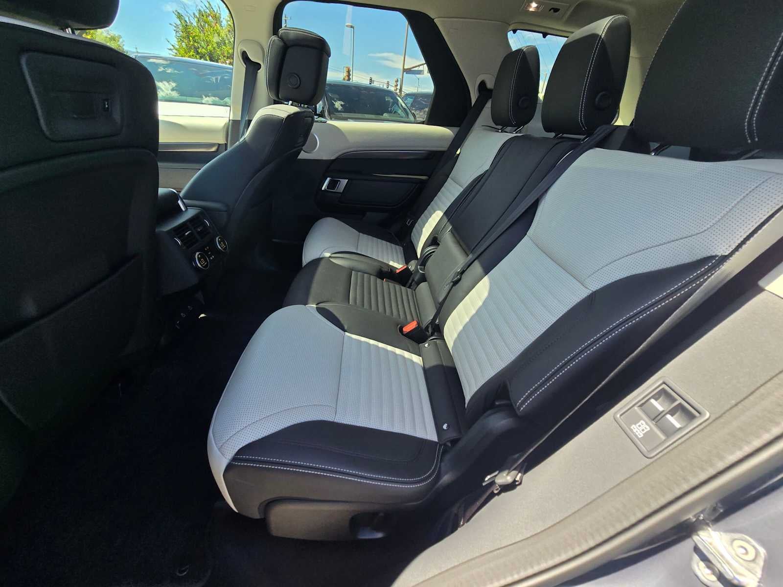 2025 Land Rover Discovery Metropolitan Edition