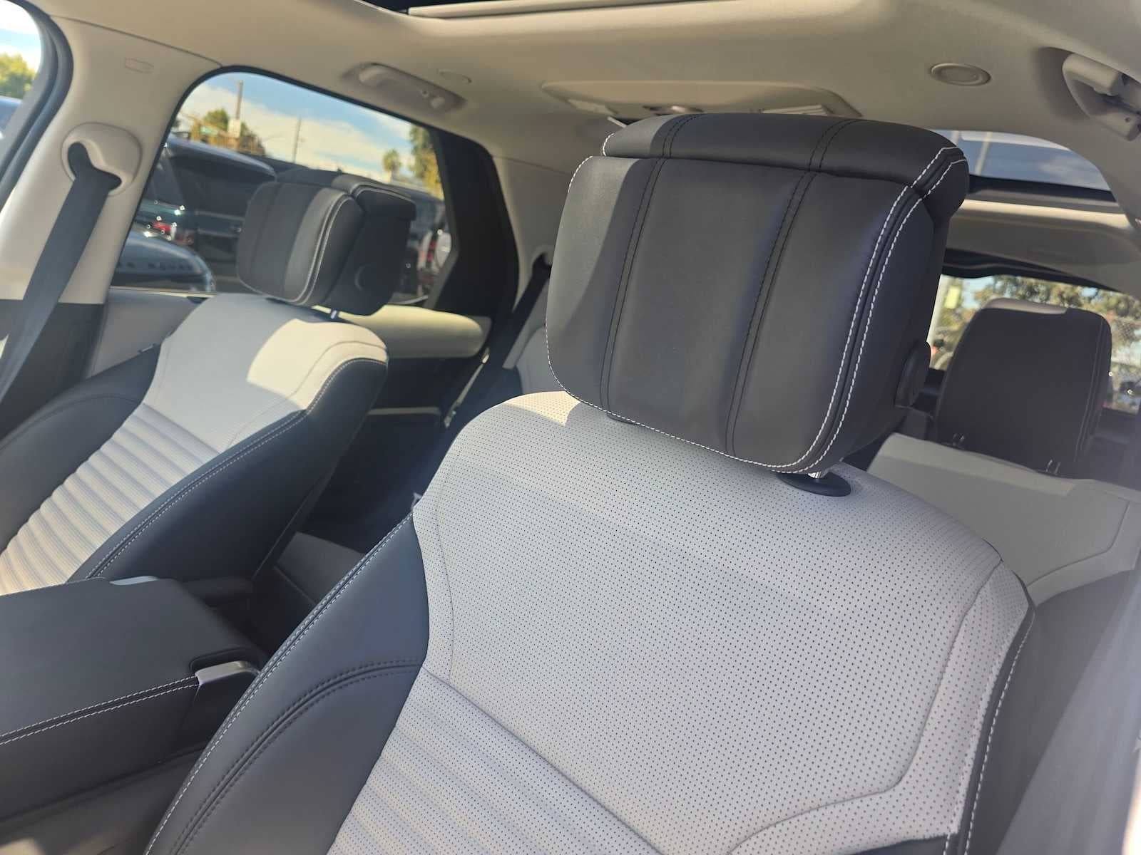 2025 Land Rover Discovery Metropolitan Edition