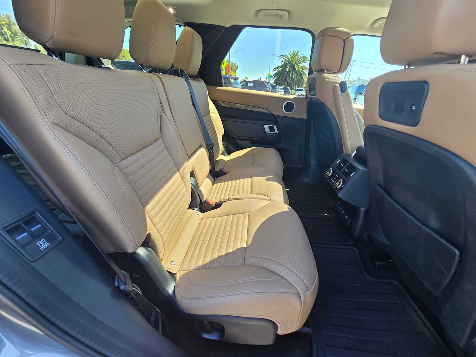 2025 Land Rover Discovery Metropolitan Edition