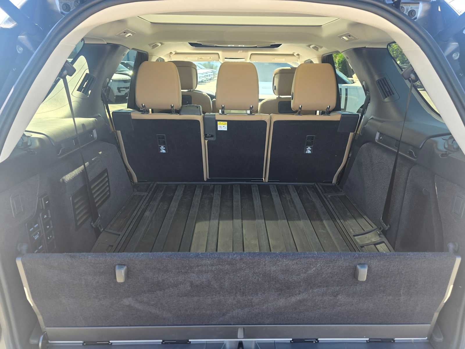 2025 Land Rover Discovery Metropolitan Edition