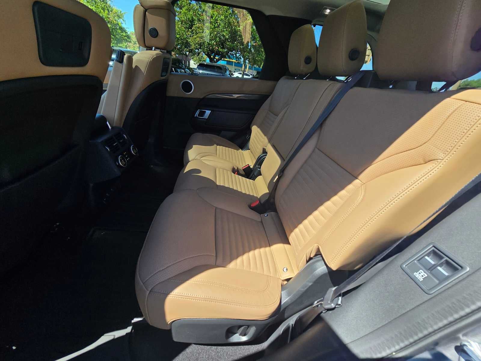 2025 Land Rover Discovery Metropolitan Edition