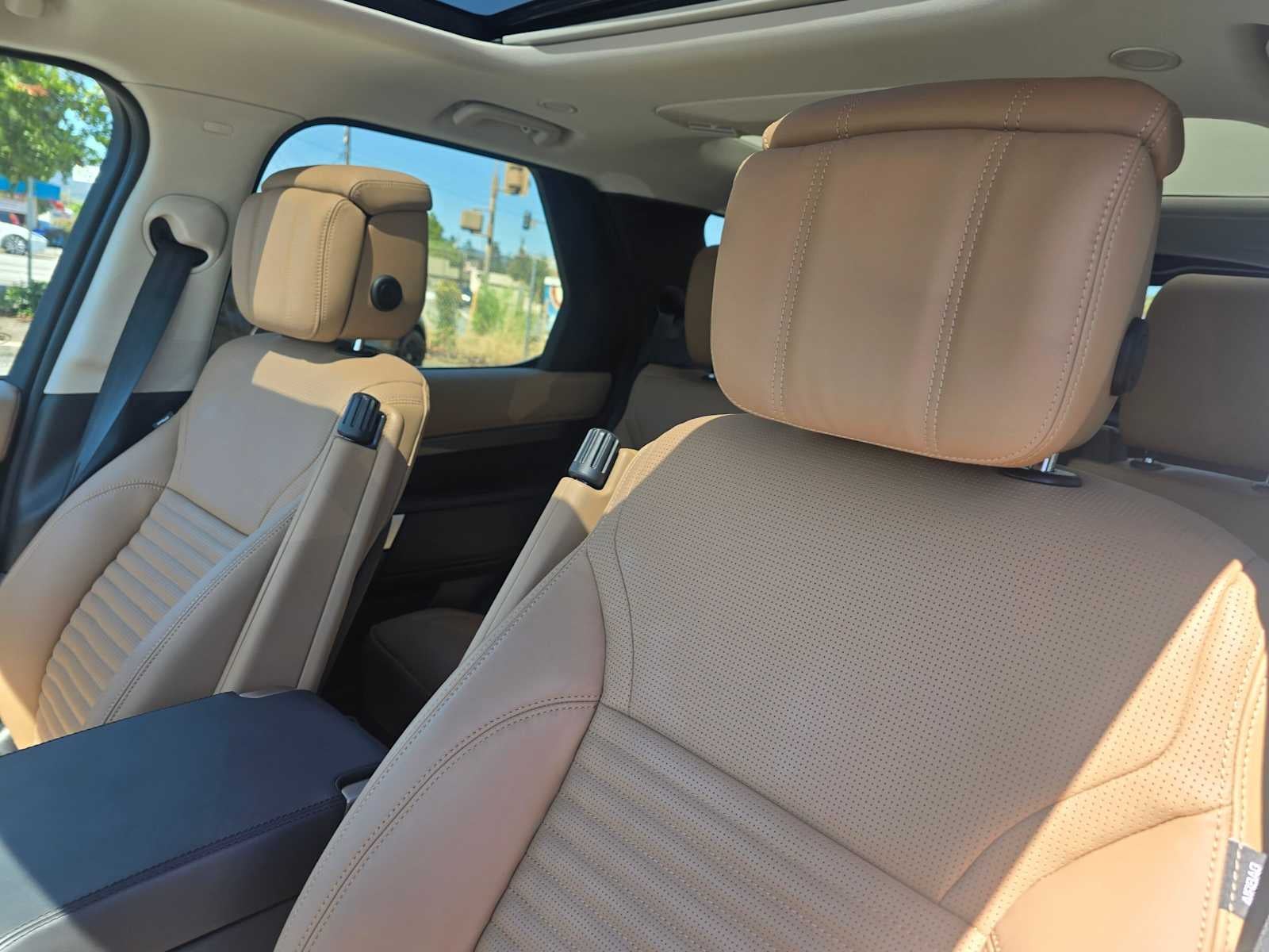 2025 Land Rover Discovery Metropolitan Edition