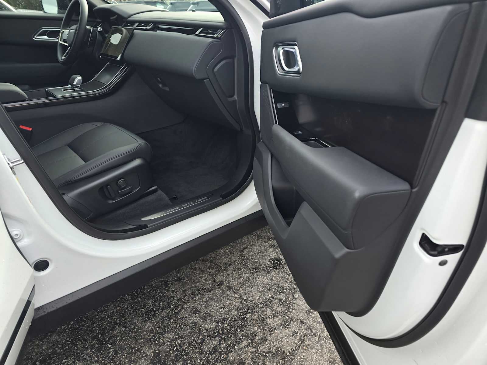 2026 Land Rover Range Rover Velar Dynamic SE