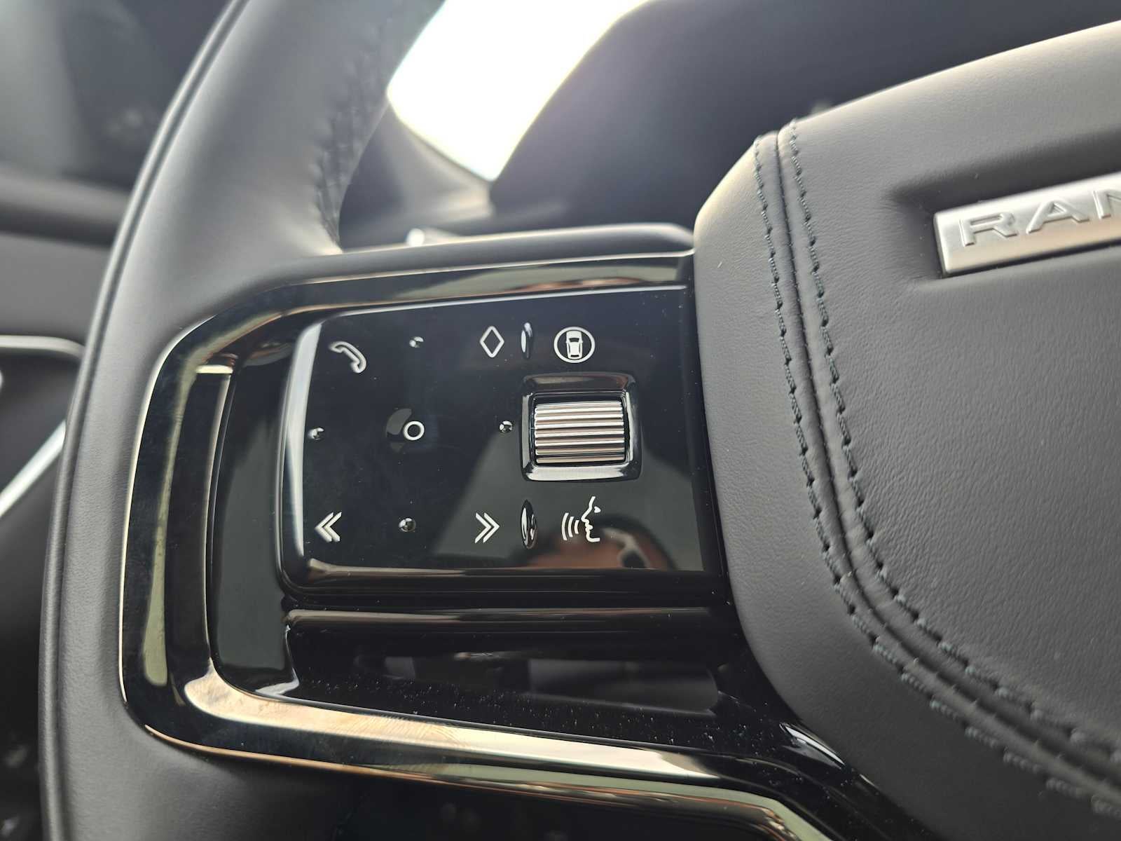 2026 Land Rover Range Rover Velar Dynamic SE