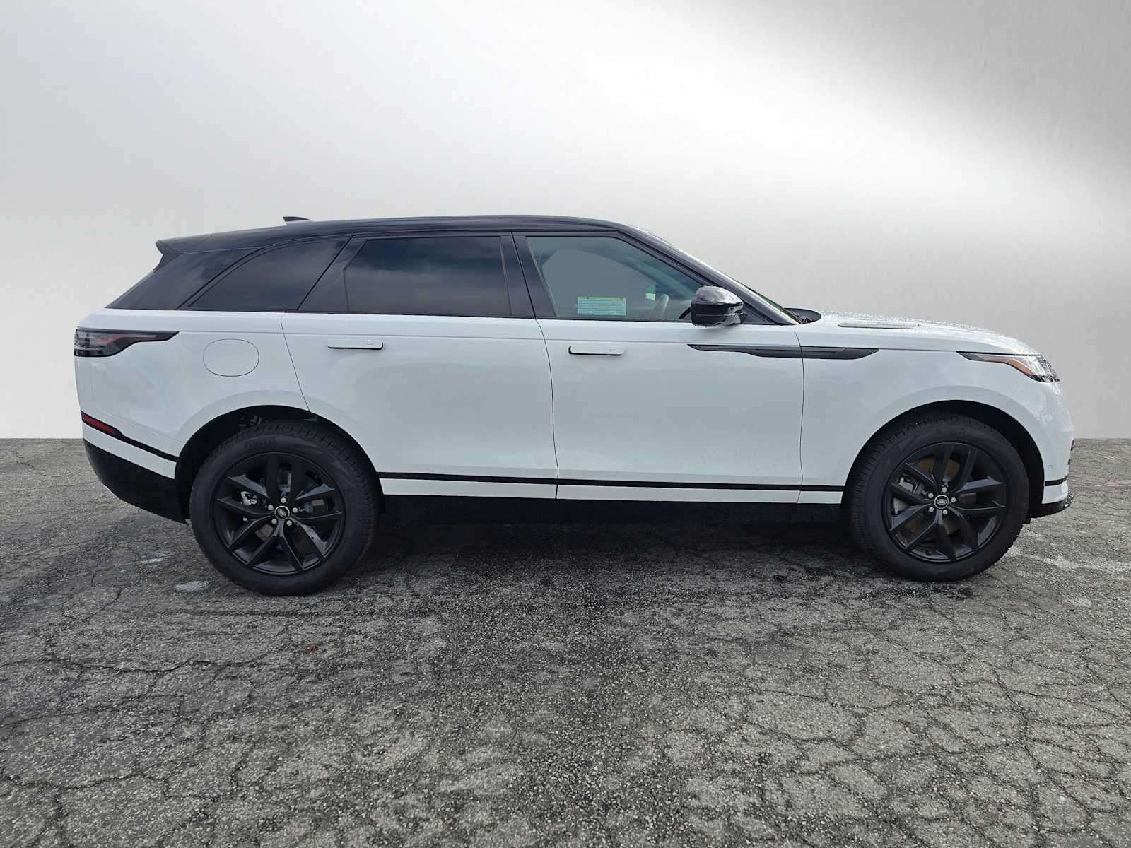 2026 Land Rover Range Rover Velar Dynamic SE