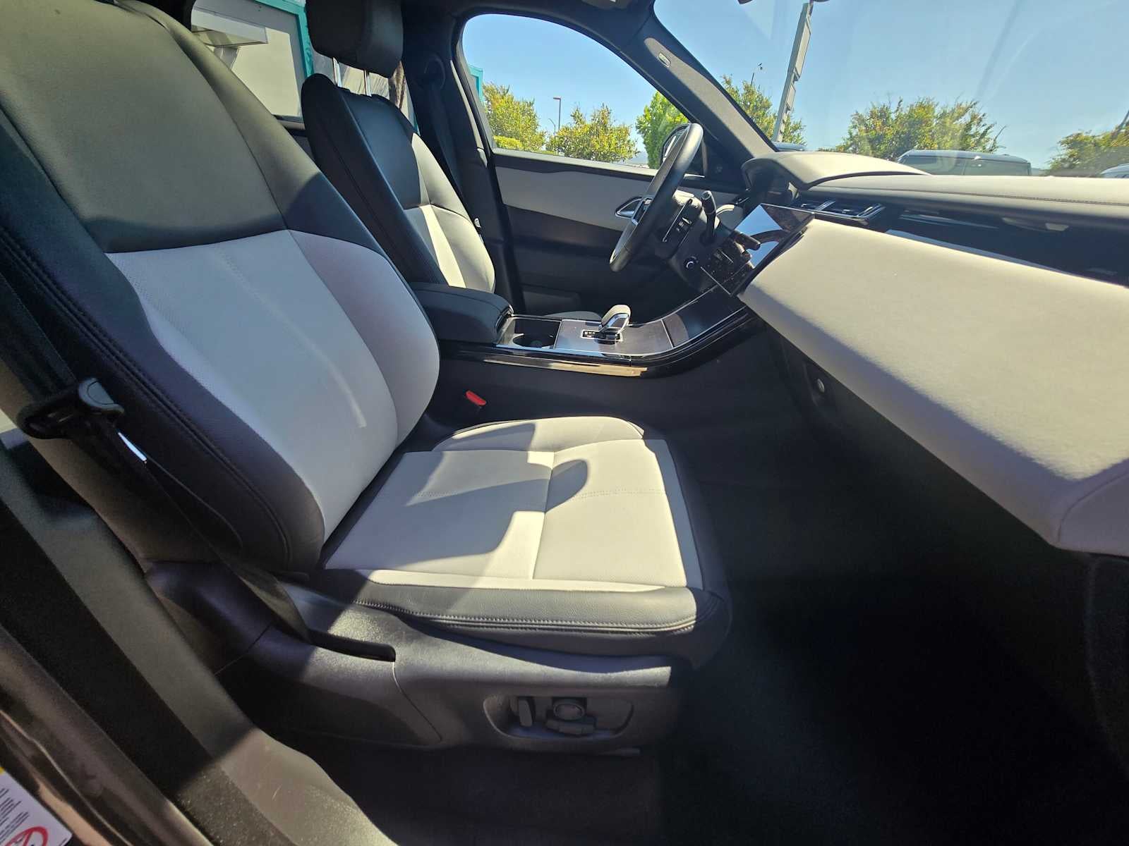 2026 Land Rover Range Rover Velar Dynamic SE