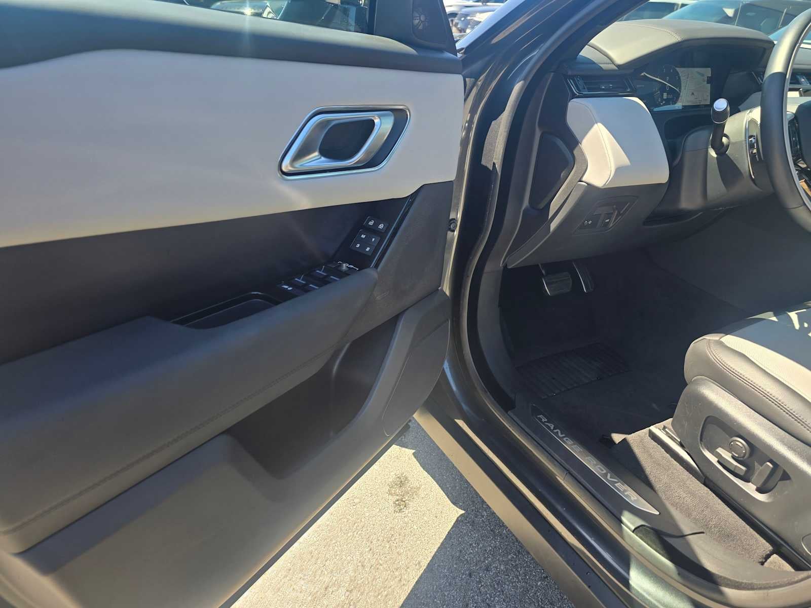 2026 Land Rover Range Rover Velar Dynamic SE