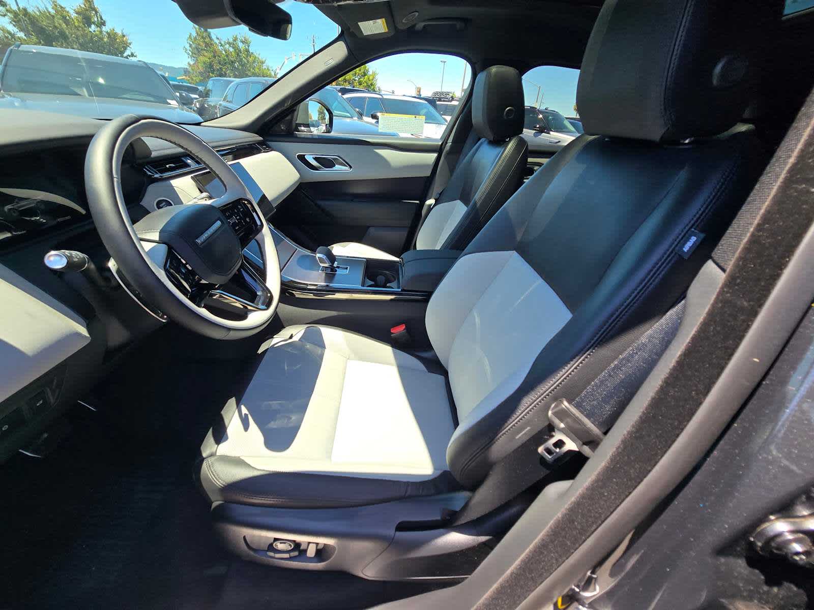 2026 Land Rover Range Rover Velar Dynamic SE