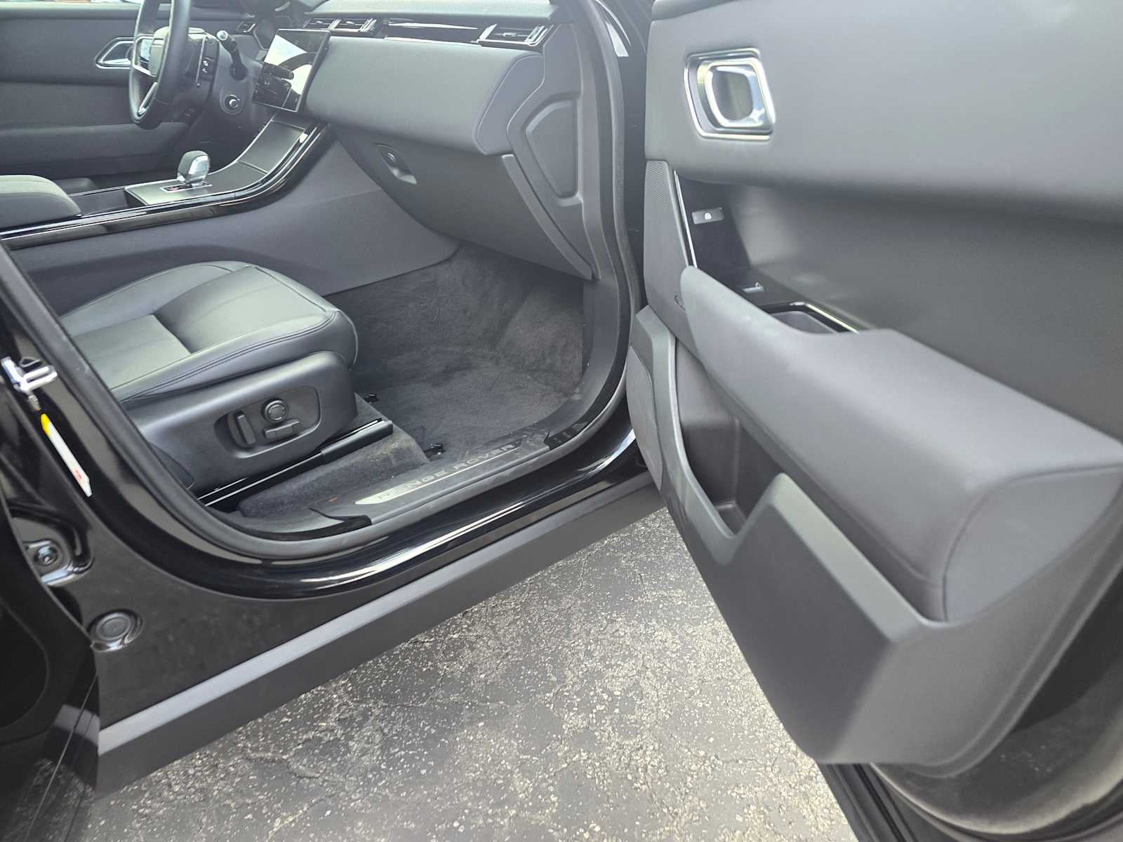 2025 Land Rover Range Rover Velar Dynamic SE