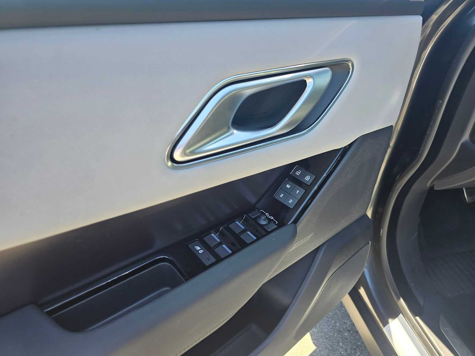 2026 Land Rover Range Rover Velar Dynamic SE