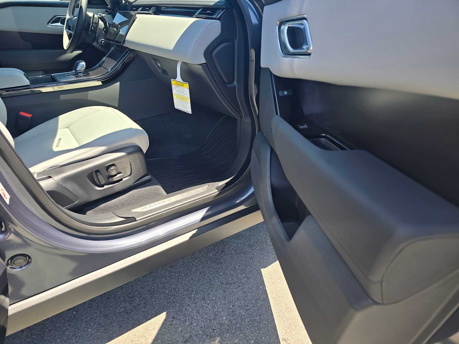 2026 Land Rover Range Rover Velar Dynamic SE