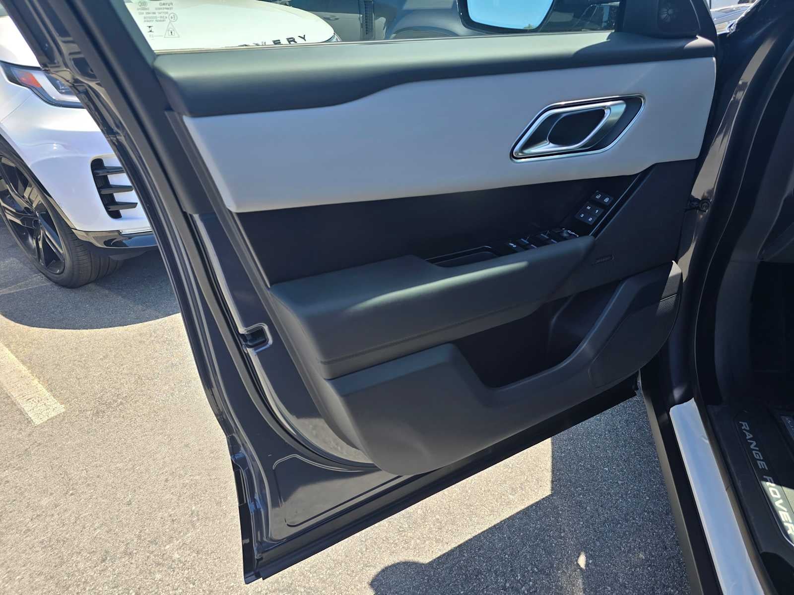 2026 Land Rover Range Rover Velar Dynamic SE