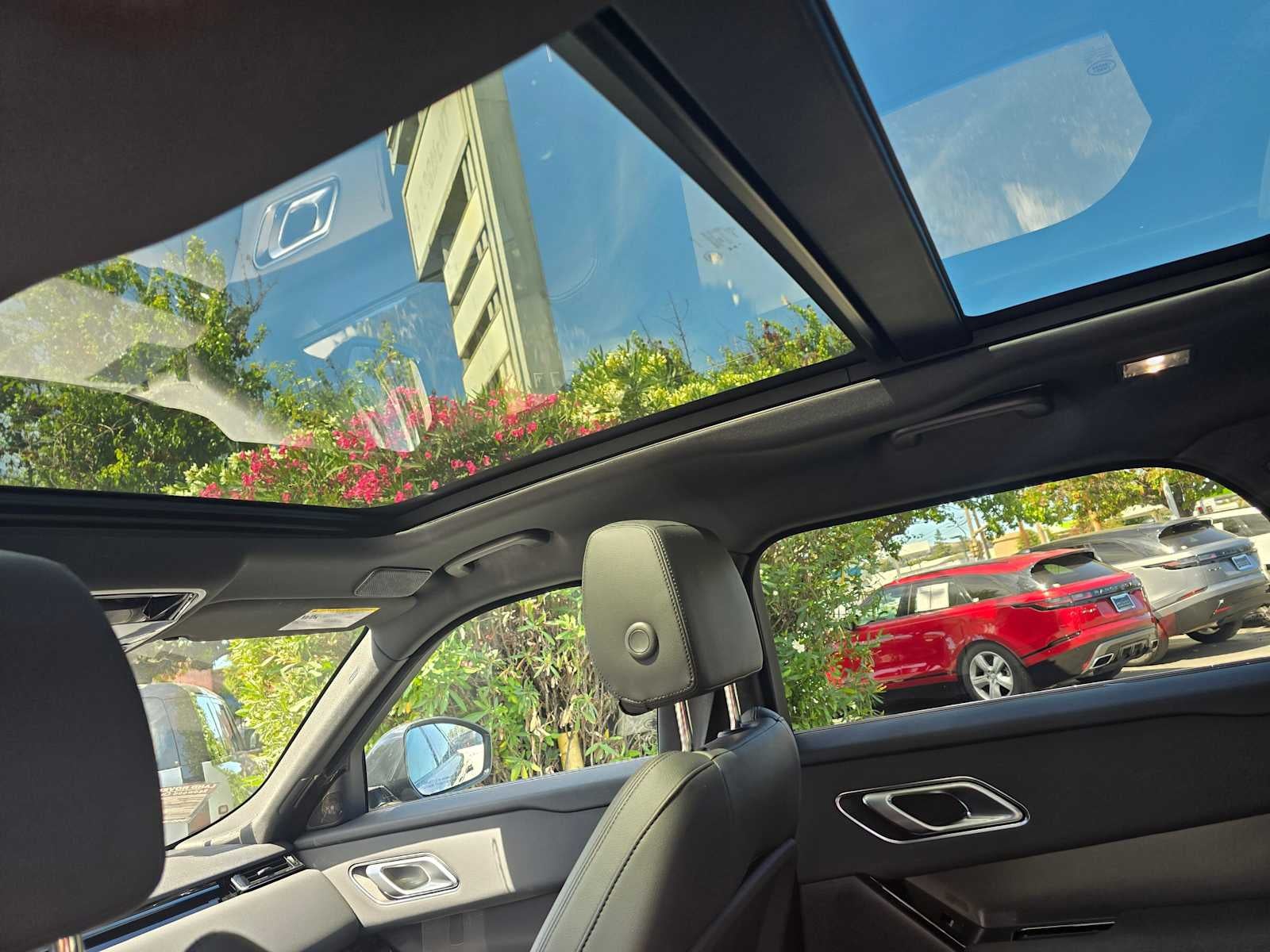 2025 Land Rover Range Rover Velar Dynamic SE