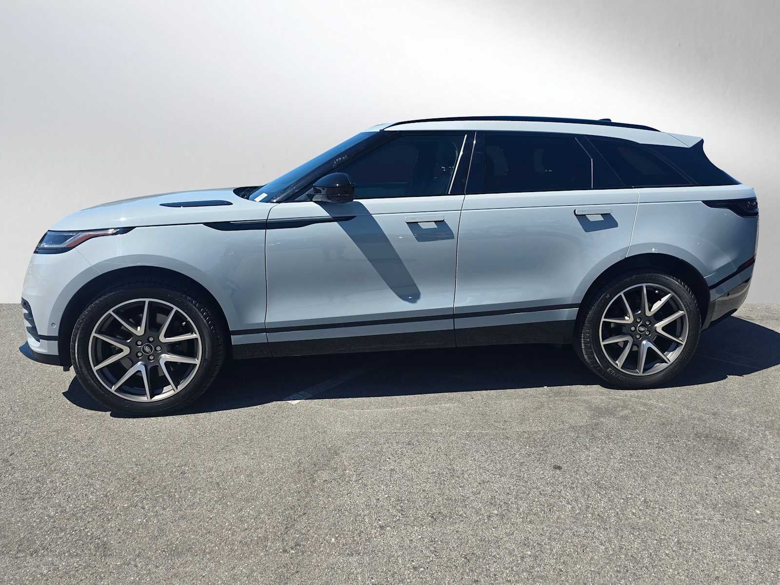 2026 Land Rover Range Rover Velar Dynamic SE