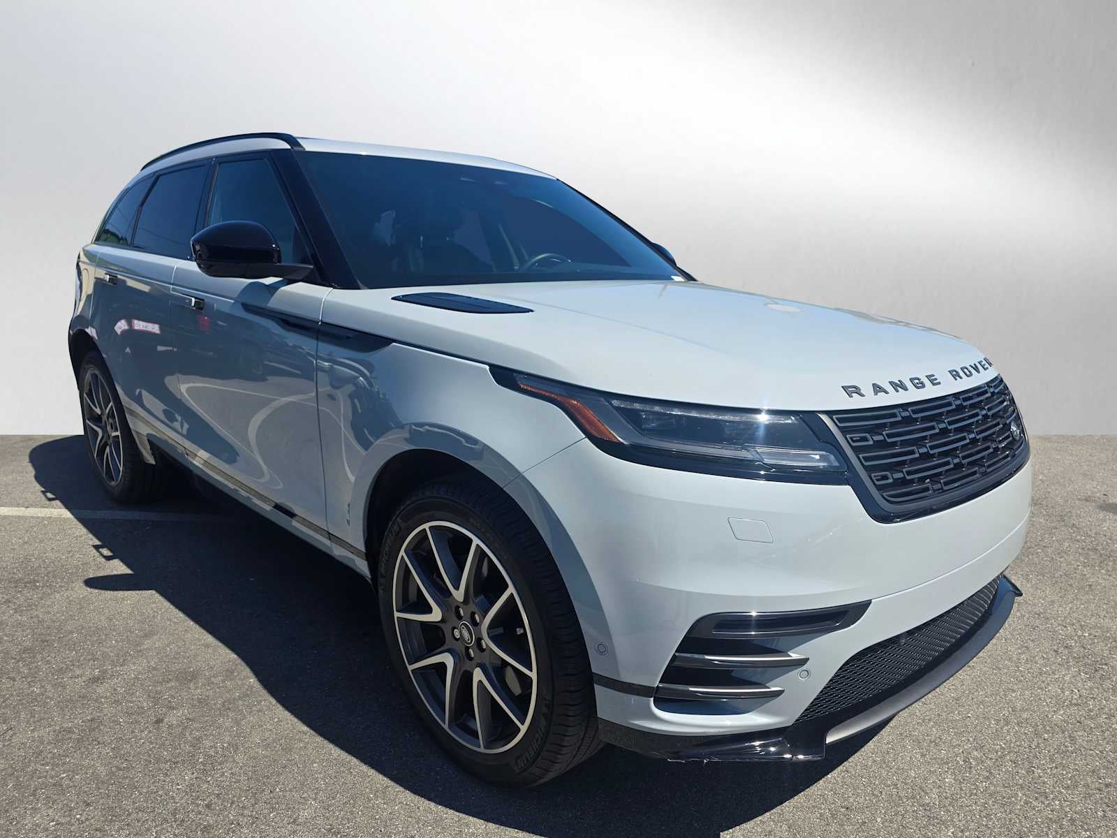 2026 Land Rover Range Rover Velar Dynamic SE