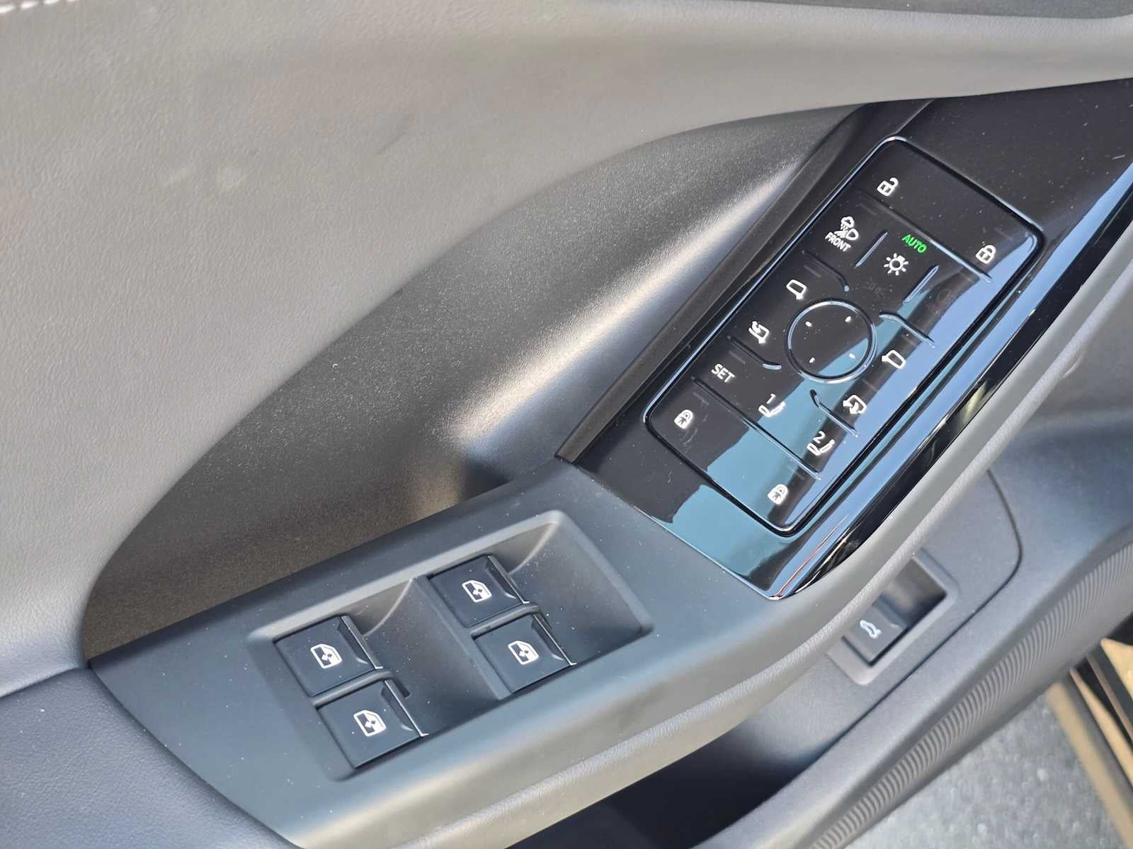 2025 Audi Q6 e-tron Premium Plus