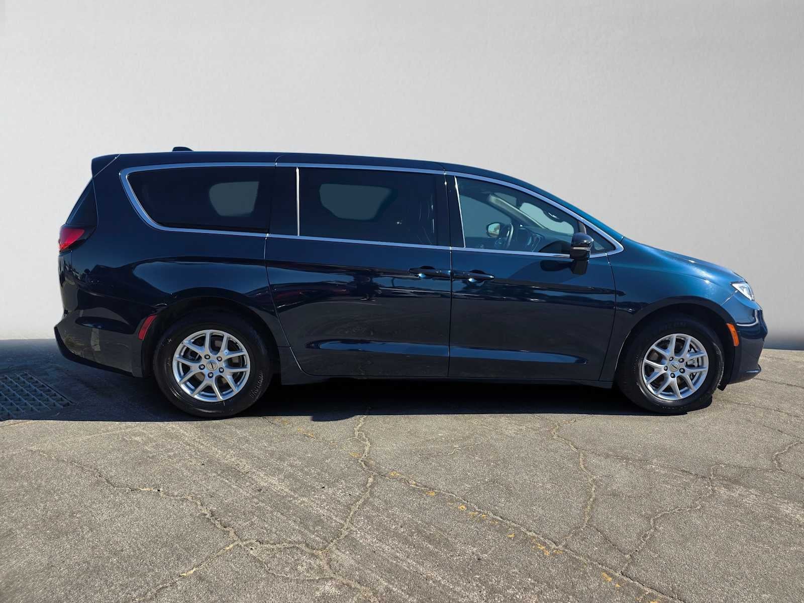 2025 Chrysler Pacifica Select