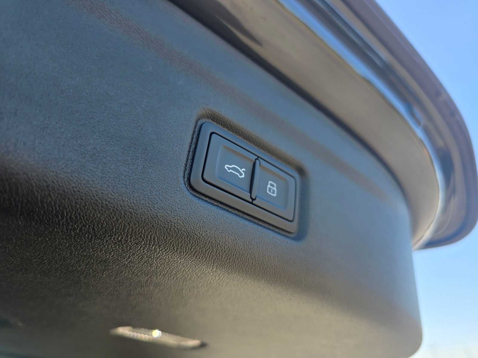 2025 Audi Q6 e-tron Prestige