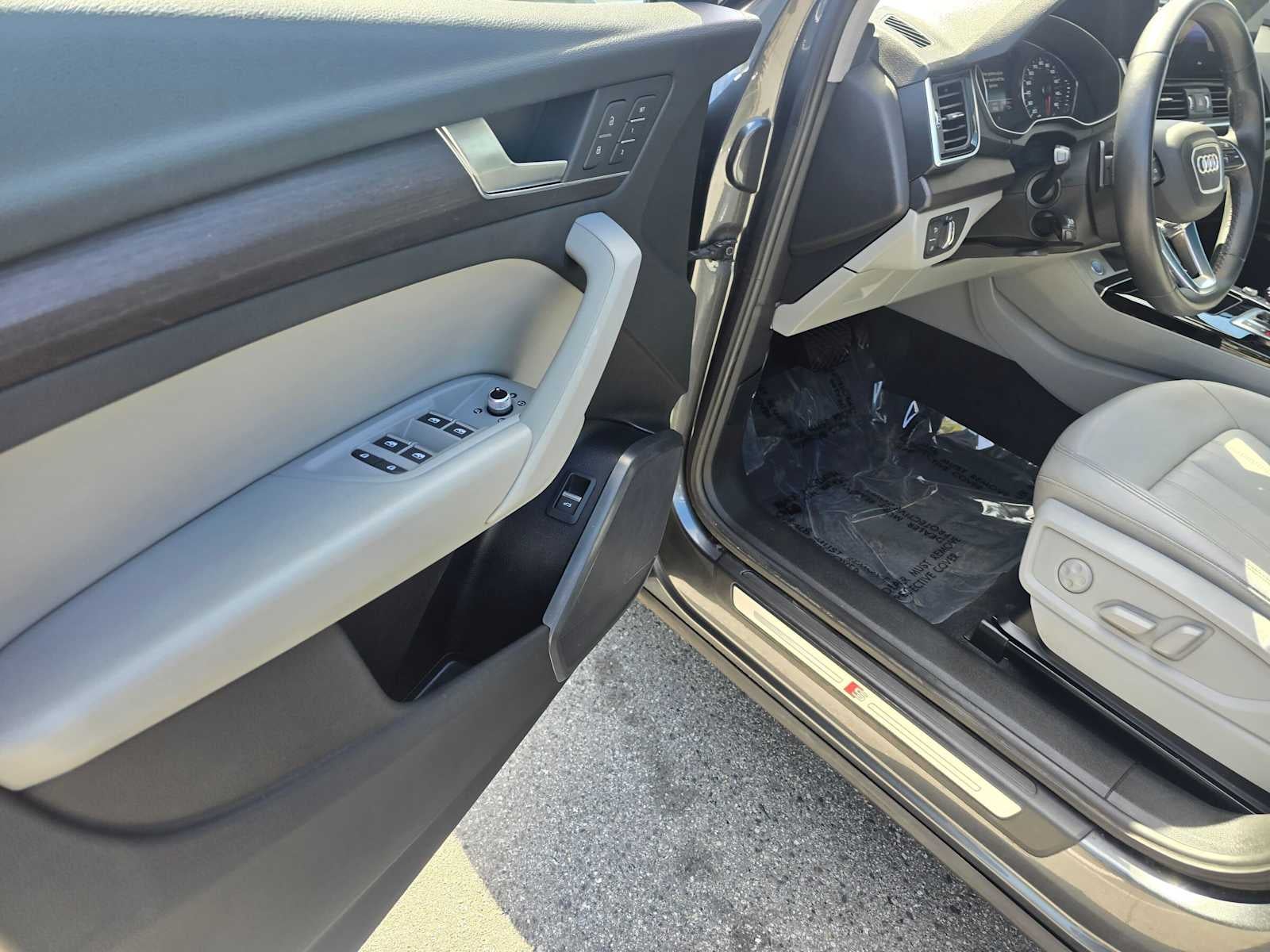 2022 Audi Q5 S line Premium