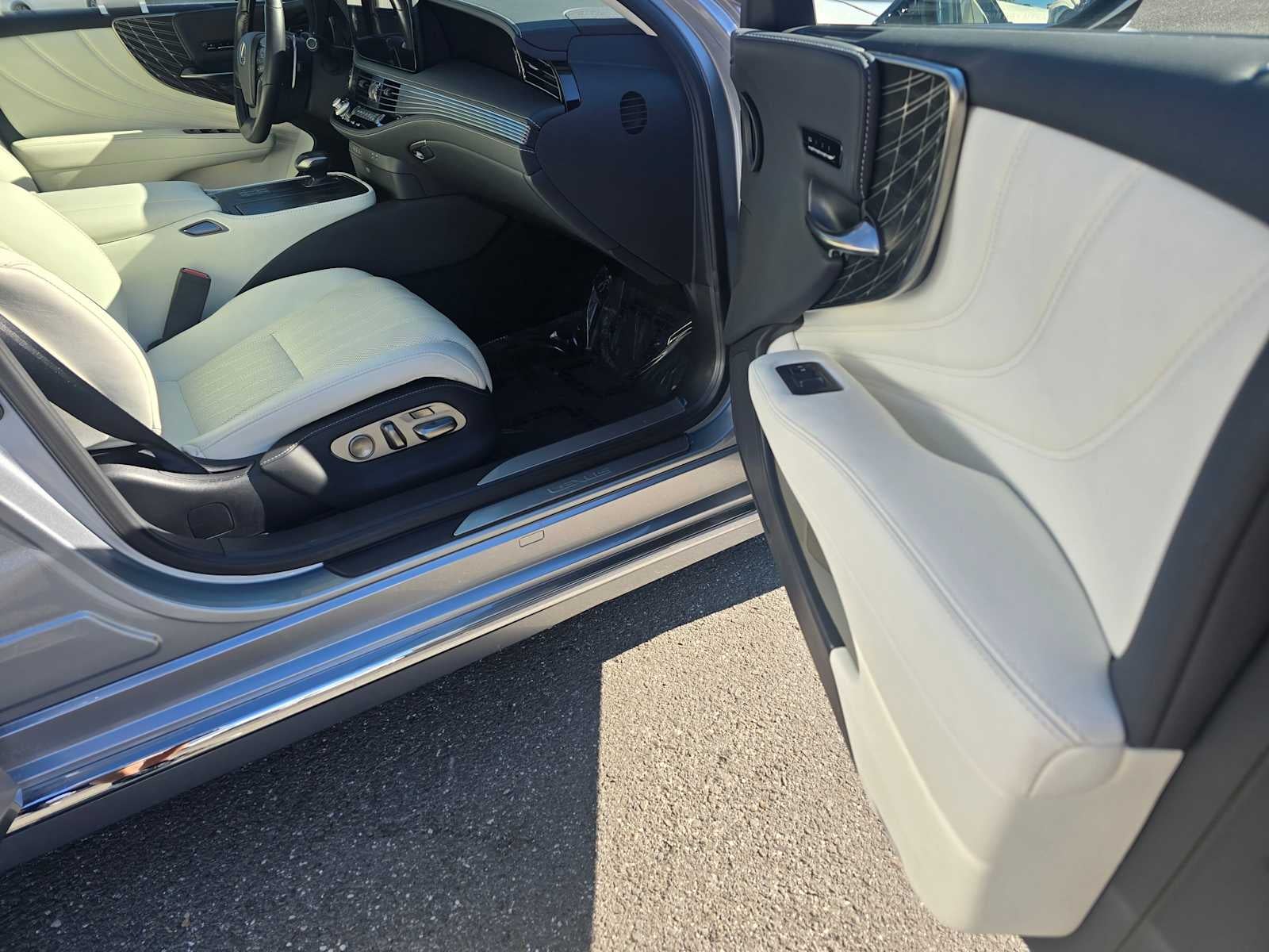 2023 Lexus LS 500h AWD