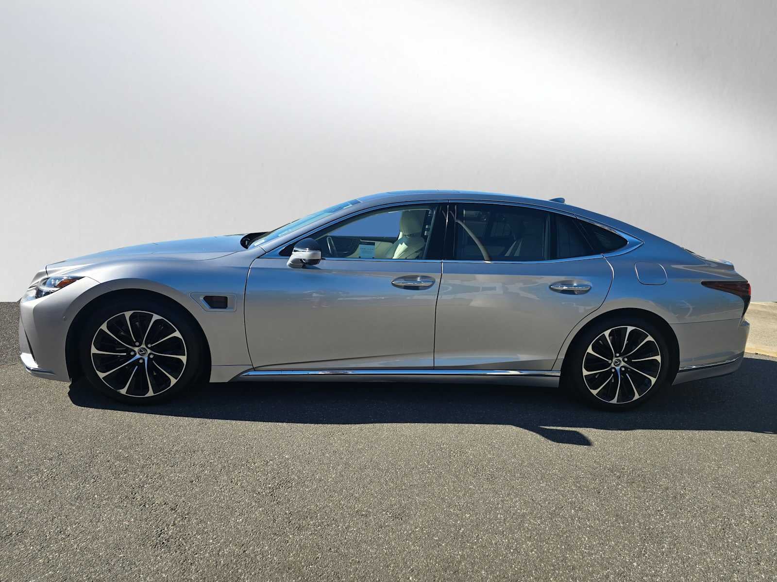 2023 Lexus LS 500h AWD