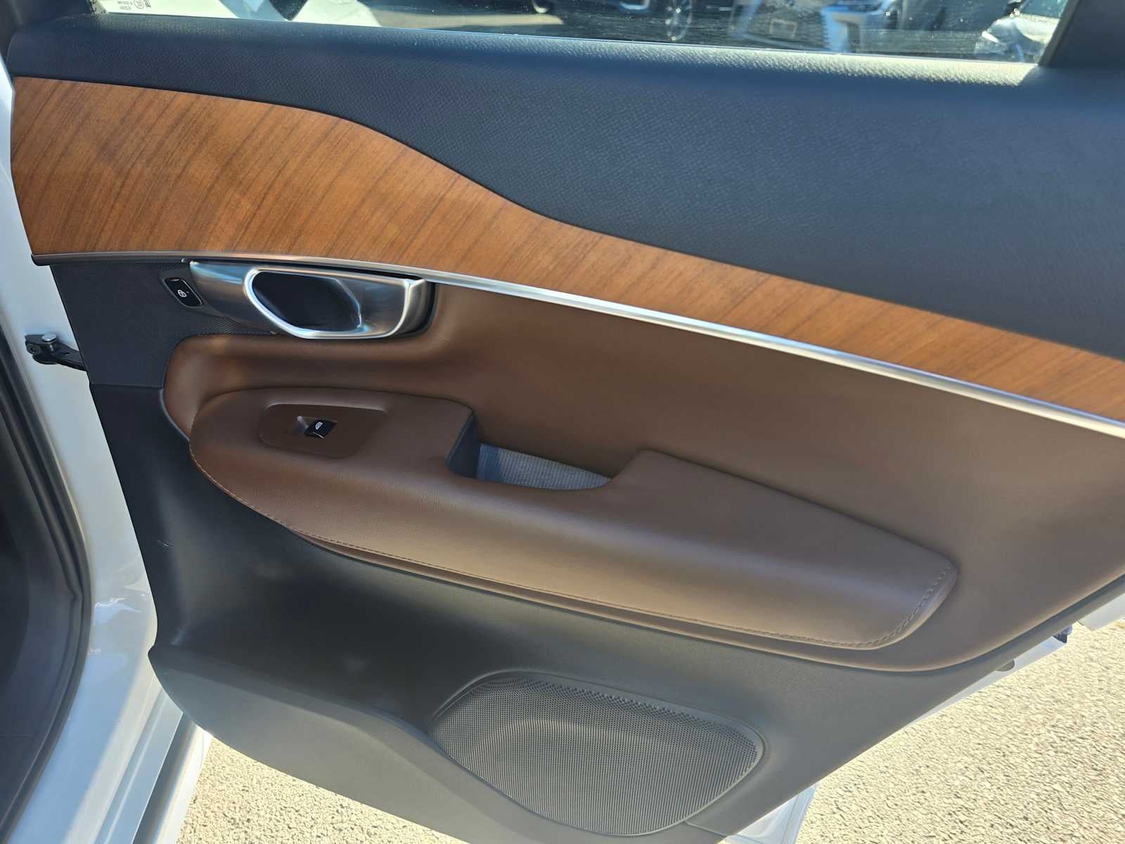 2023 Volvo XC90 Recharge Plug-In Hybrid Core Bright Theme