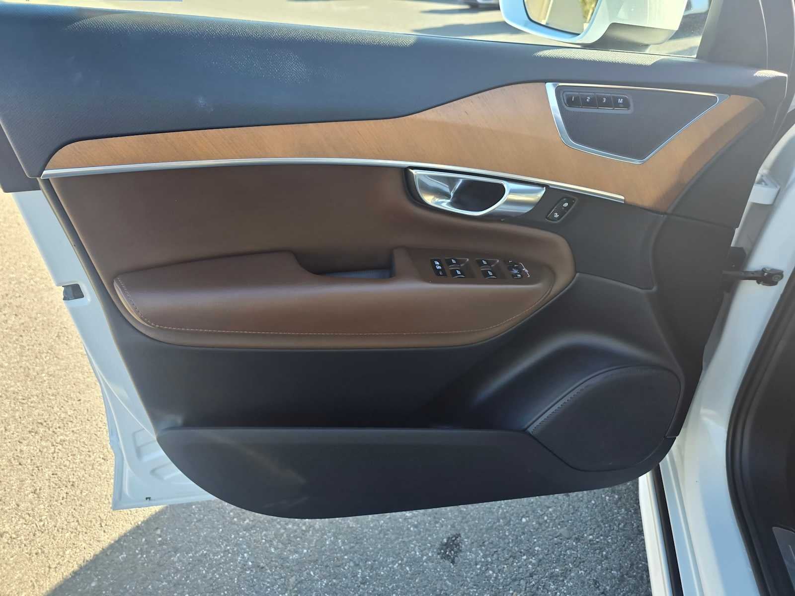 2023 Volvo XC90 Recharge Plug-In Hybrid Core Bright Theme