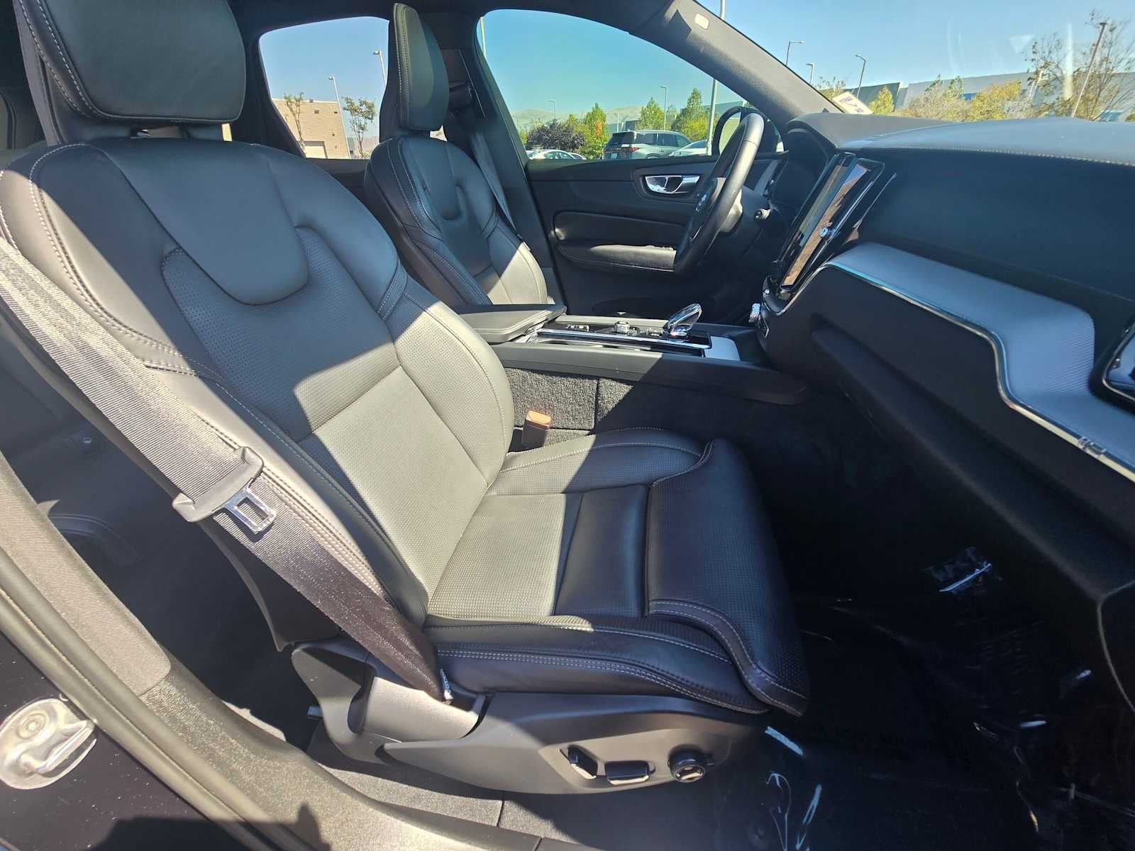2025 Volvo XC60 Plug-In Hybrid Ultra Black Edition
