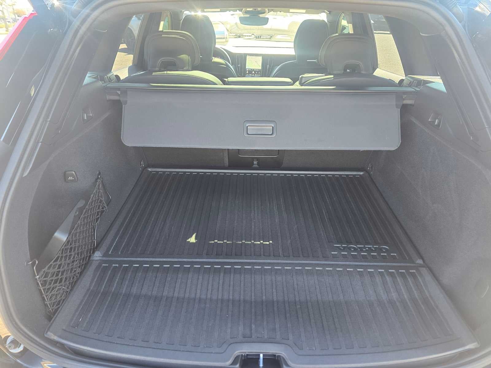 2025 Volvo XC60 Plug-In Hybrid Ultra Black Edition