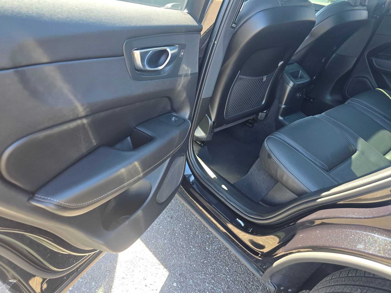 2025 Volvo XC60 Plug-In Hybrid Ultra Black Edition