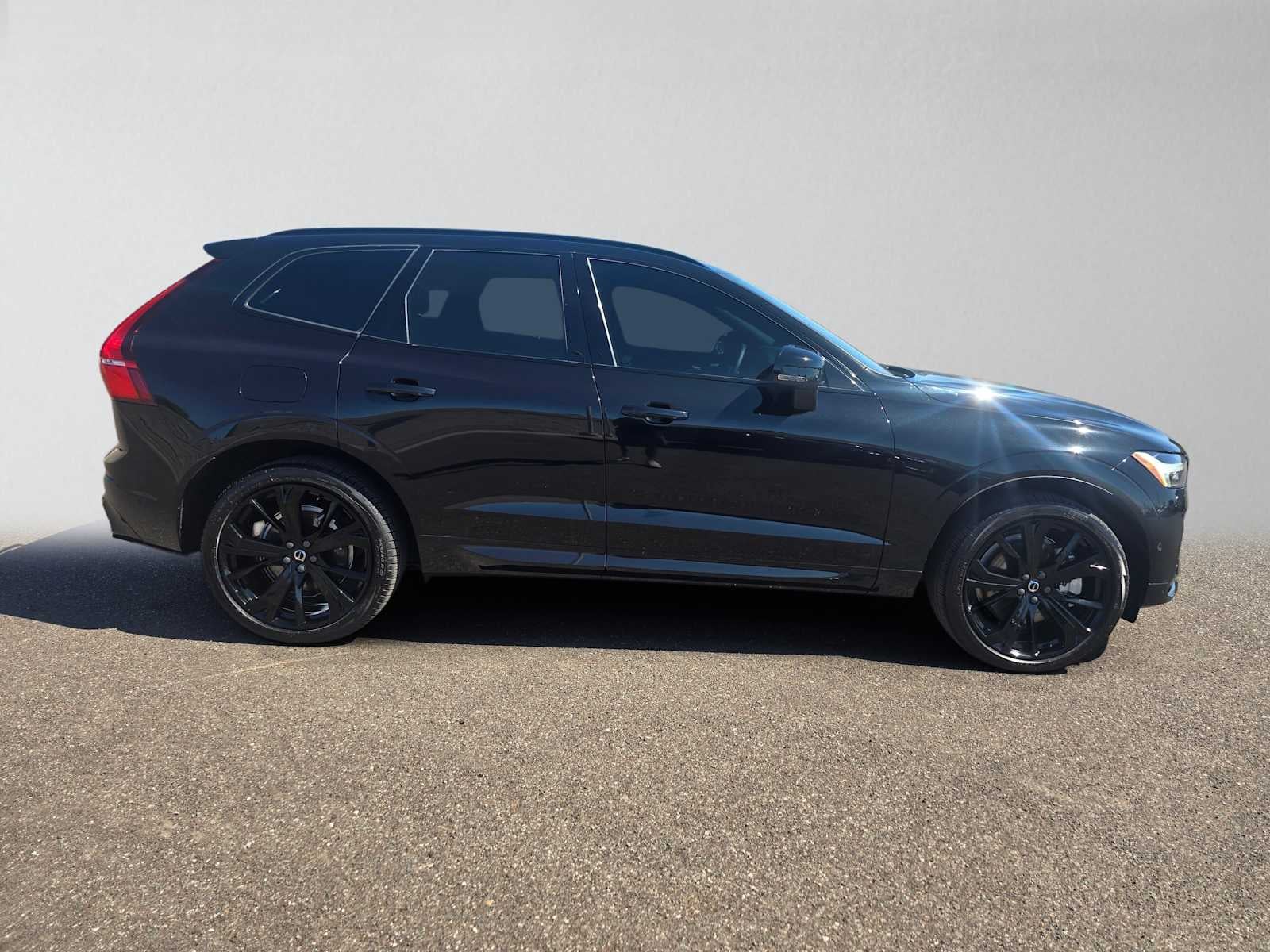 2025 Volvo XC60 Plug-In Hybrid Ultra Black Edition
