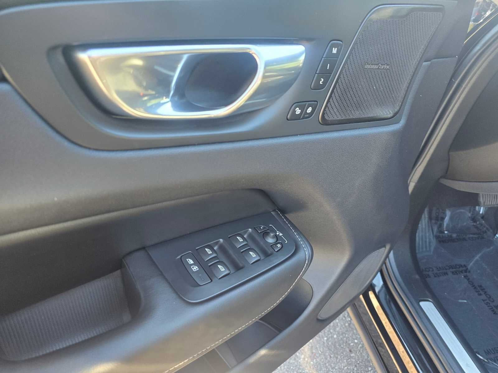 2025 Volvo XC60 Plug-In Hybrid Ultra Black Edition
