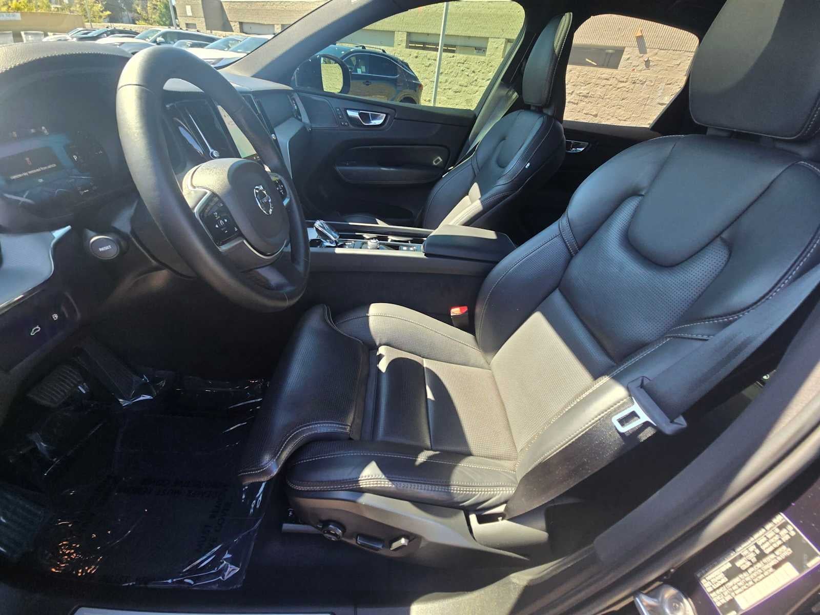 2025 Volvo XC60 Plug-In Hybrid Ultra Black Edition
