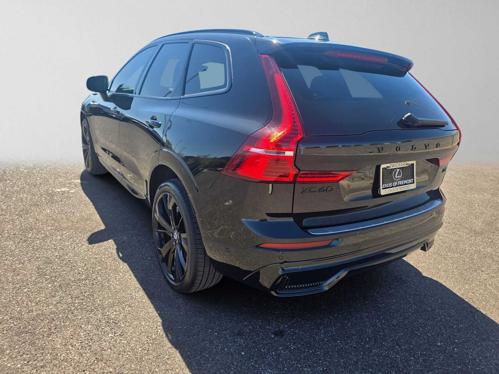 2025 Volvo XC60 Plug-In Hybrid Ultra Black Edition